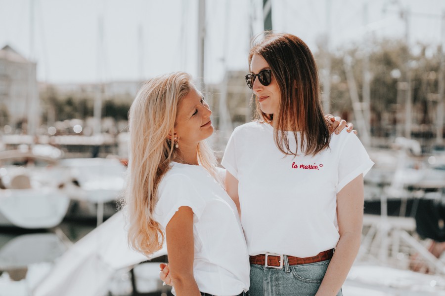deux filles sur le port de la rochelle lors dun enterrement de vie de jeune fille deux filles sur le port de la rochelle lors dun enterrement de vie de jeune fille
