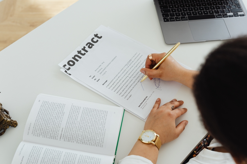 femme qui signe un contrat femme qui signe un contrat