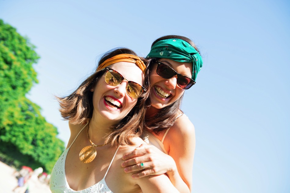deux filles qui rigolent pendant un shooting photo deux filles qui rigolent pendant un shooting photo