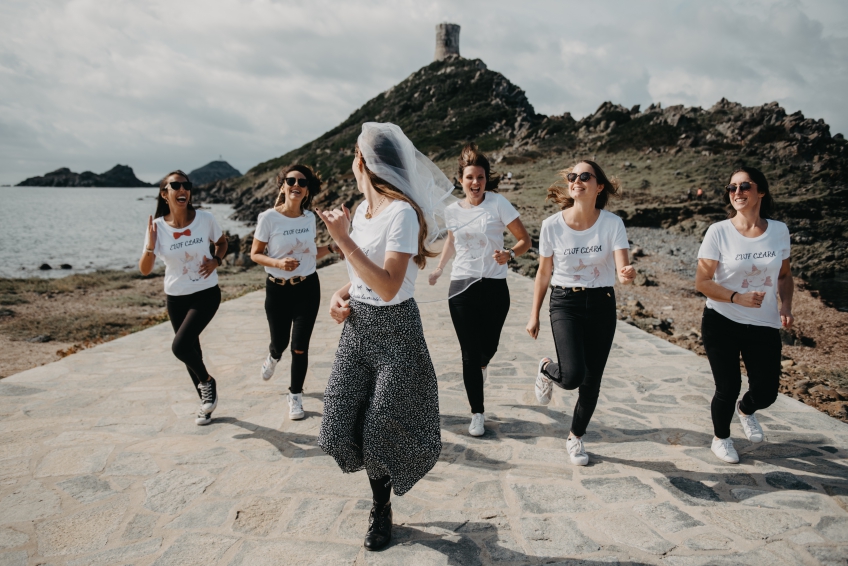 six femmes qui courent en bord de mer six femmes qui courent en bord de mer