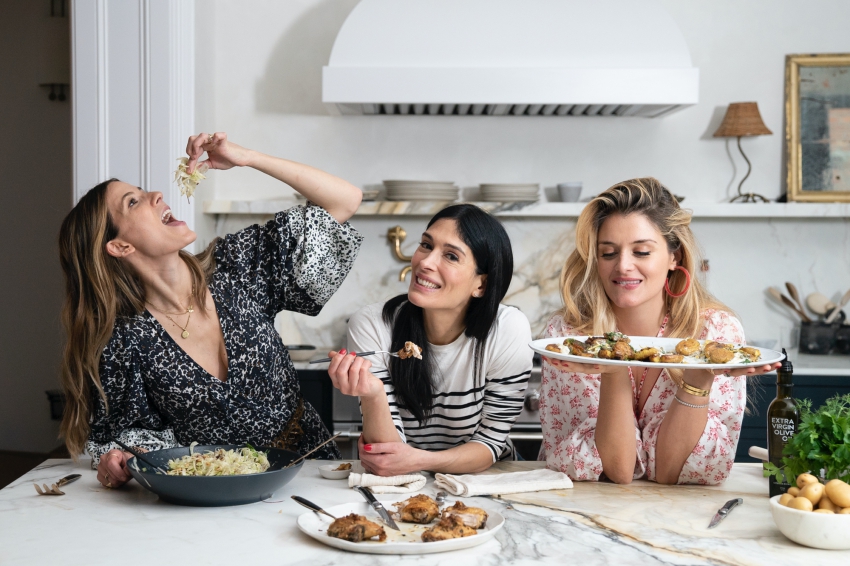 trois femmes dans une cusine qui mangent trois femmes dans une cusine qui mangent