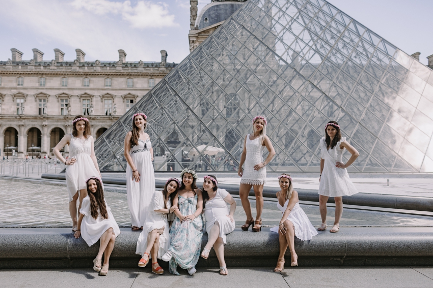 un groupe de copines devant le musée du louvre un groupe de copines devant le musée du louvre