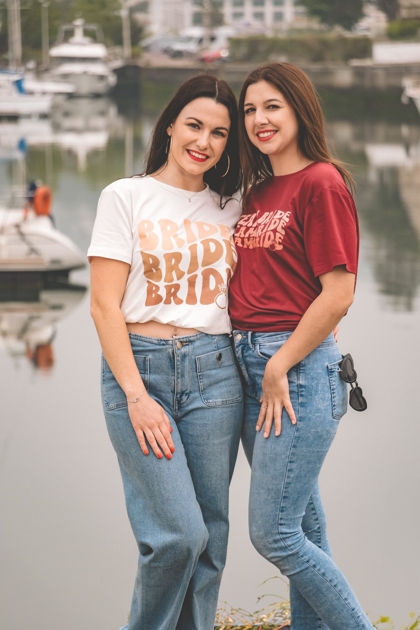 Portrait de la future mariée et sa témoin devant les bateaux du port de Honfleur lors d’un EVJF