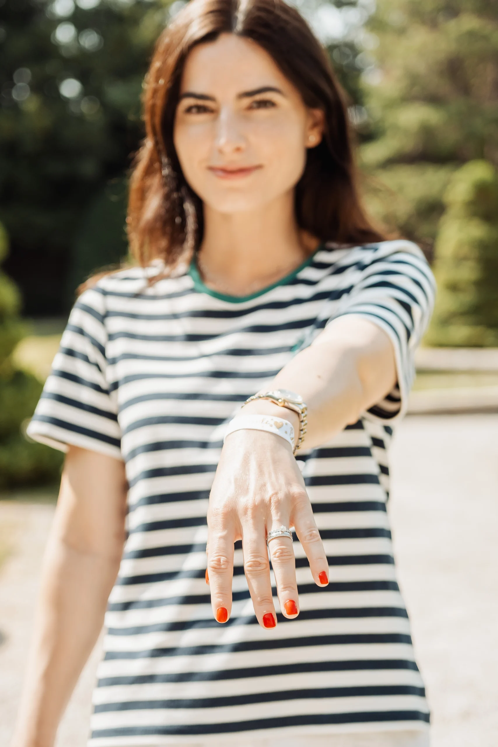 Portrait d’une femme à Aix-en-Provence lors d’un EVJF, montrant sa main avec une bague de fiançailles, ambiance douce et élégante.
