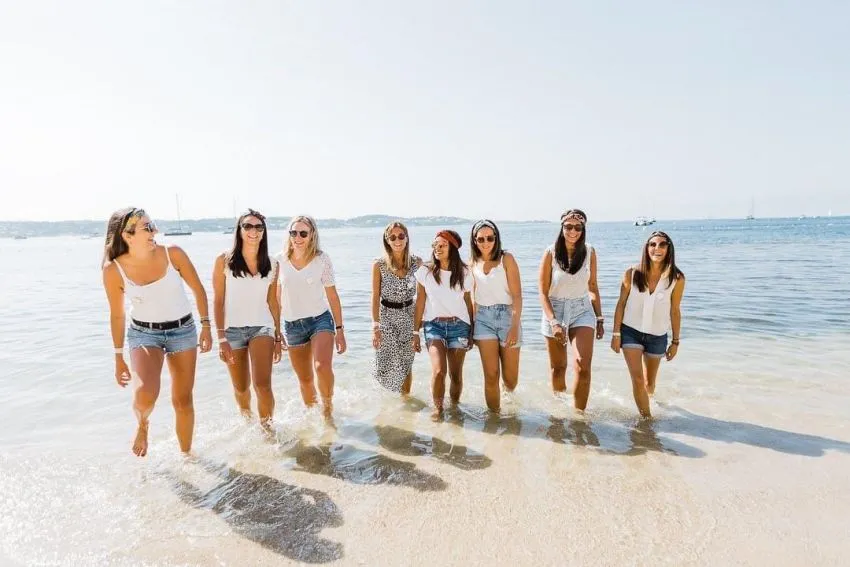 evjf-antibes-plage-marche-dans-eau Enterrement de vie de jeune fille à Antibes avec des amies marchant dans l’eau