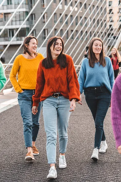 Groupe de filles marchant joyeusement sur le pont à Bilbao pendant un enterrement de vie de jeune fille