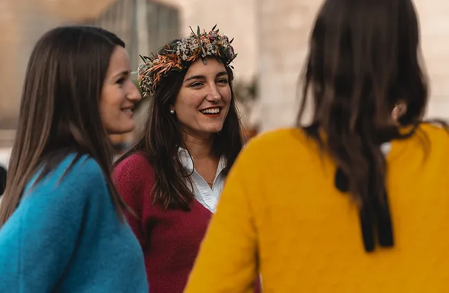 Portrait de la future mariée avec couronne de fleurs entourée de ses amies lors d’un EVJF à Bilbao