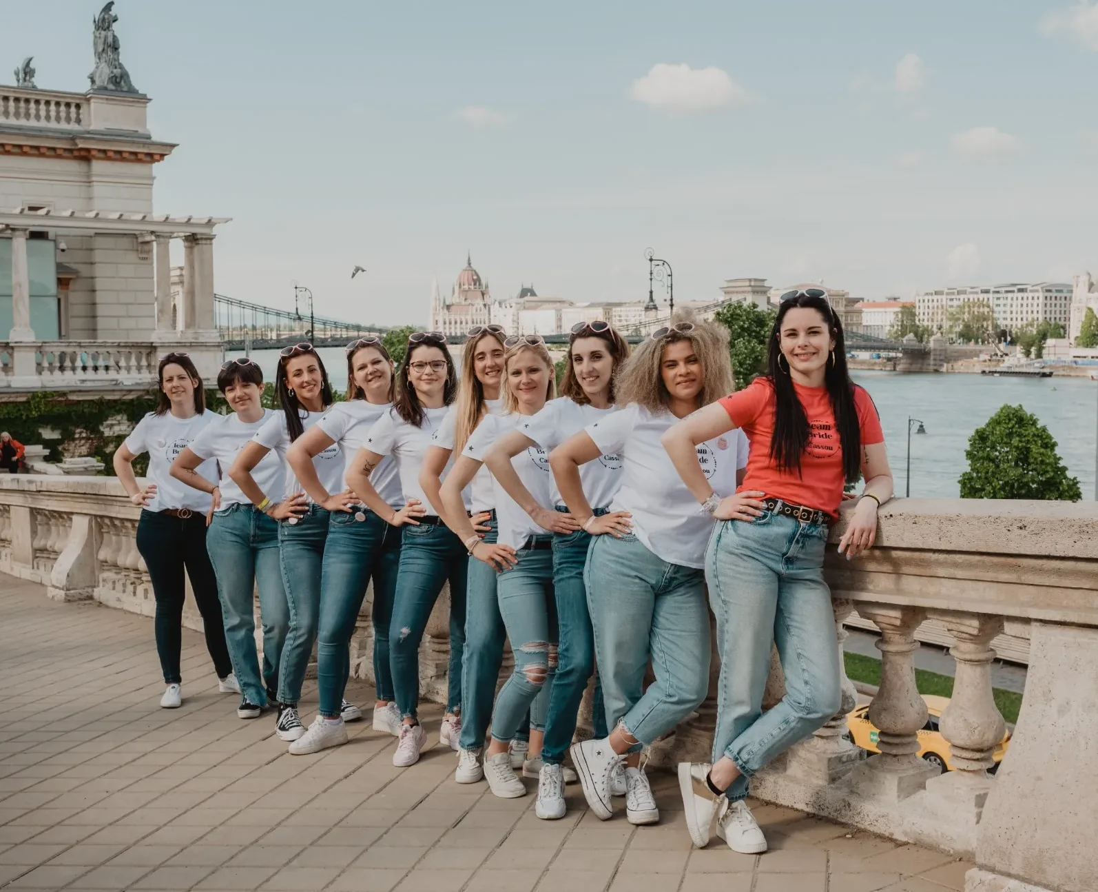 Photo de groupe EVJF à Budapest avec vue sur le Danube, illustrant l'une des meilleures destinations EVJF en Europe pour un week-end entre amies