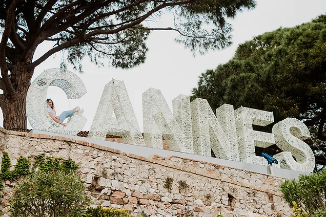 Enterrement de vie de jeune fille à Cannes – pose fun dans les lettres géantes « CANNES »