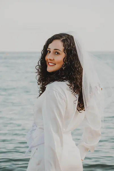 Portrait de la future mariée à Cannes – voile blanc et sourire au bord de la mer