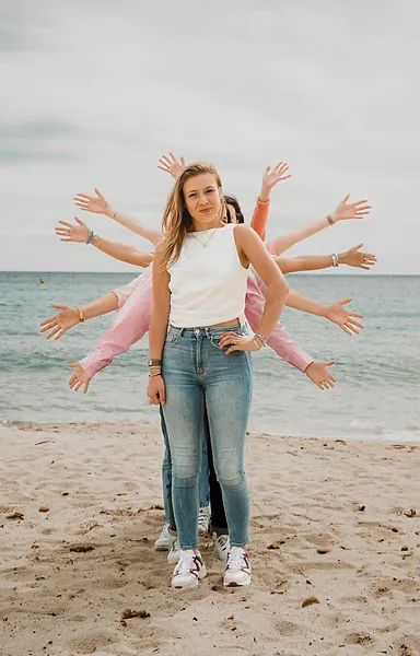Photo EVJF originale à Cannes – mise en scène bras ouverts en éventail sur la plage