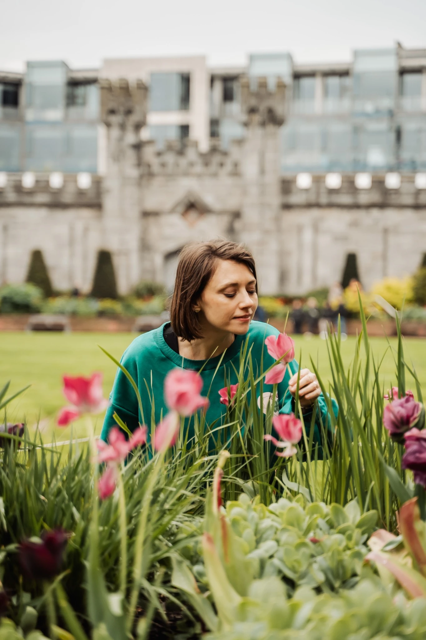 EVJF à Dublin – Jeune femme parmi les fleurs dans un jardin historique