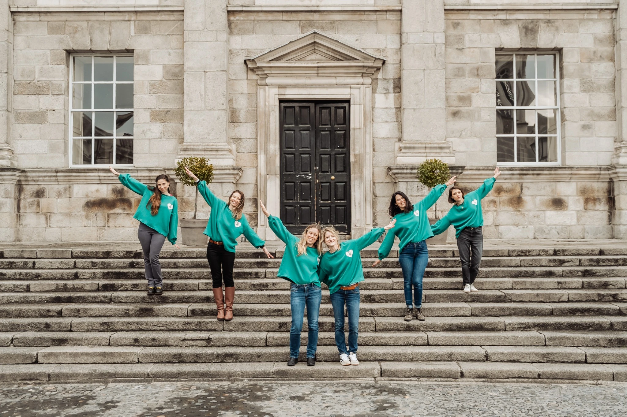 EVJF à Dublin – Groupe d’amies posant devant un bâtiment en pierre, ambiance joyeuse