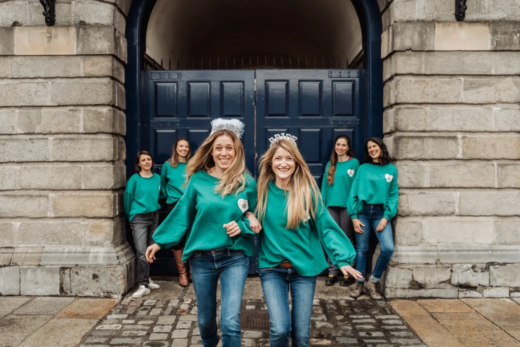 EVJF à Dublin – Groupe marchant joyeusement dans une cour pavée