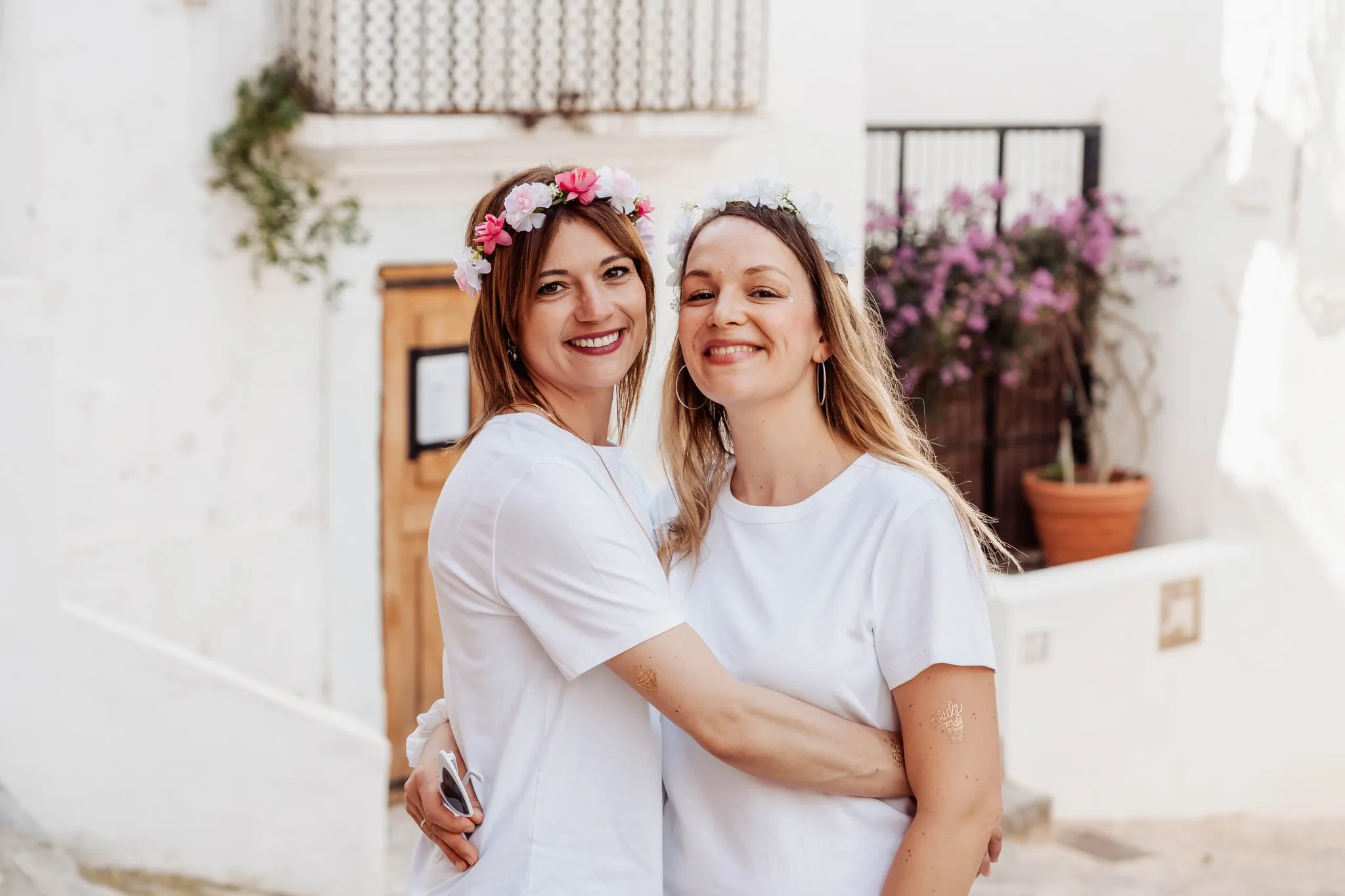 EVJF à Ibiza : câlin entre amies dans une ruelle typique
