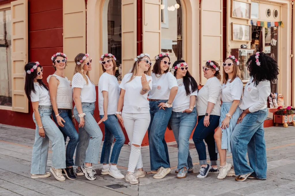 Photo de groupe EVJF à Ibiza devant une façade rouge typique