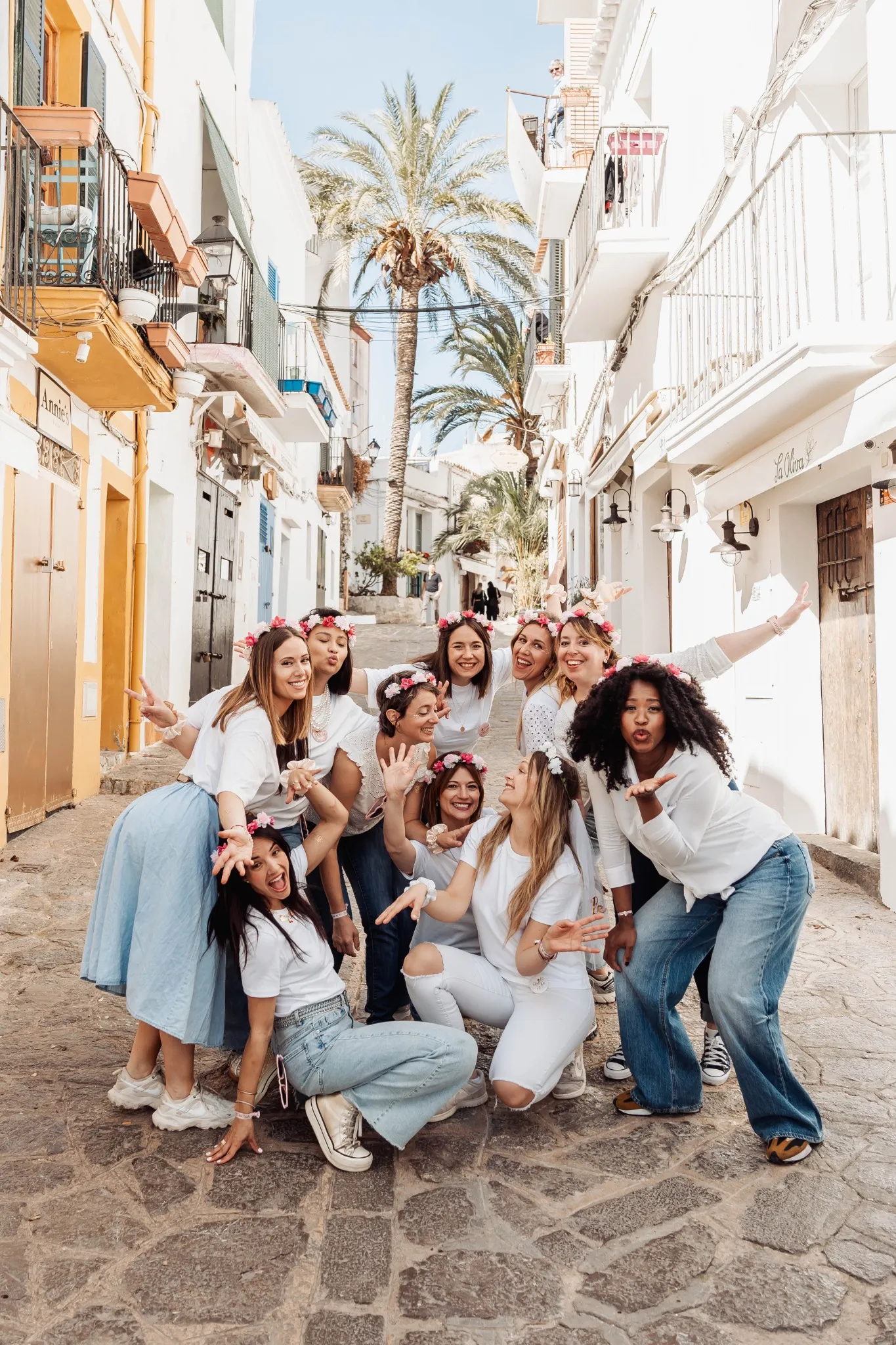 Ambiance festive EVJF à Ibiza dans une ruelle avec palmiers