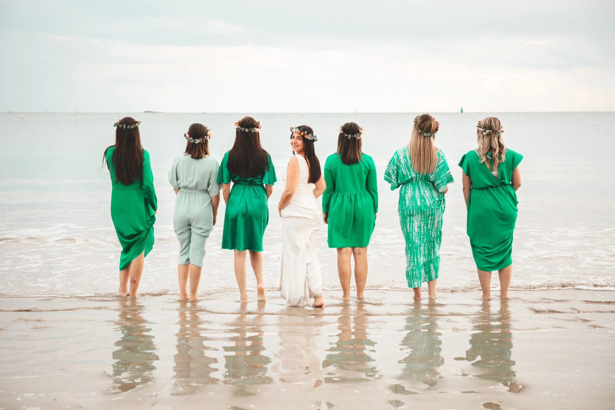 EVJF à La Baule : les filles de dos face à la mer avec la future mariée au centre