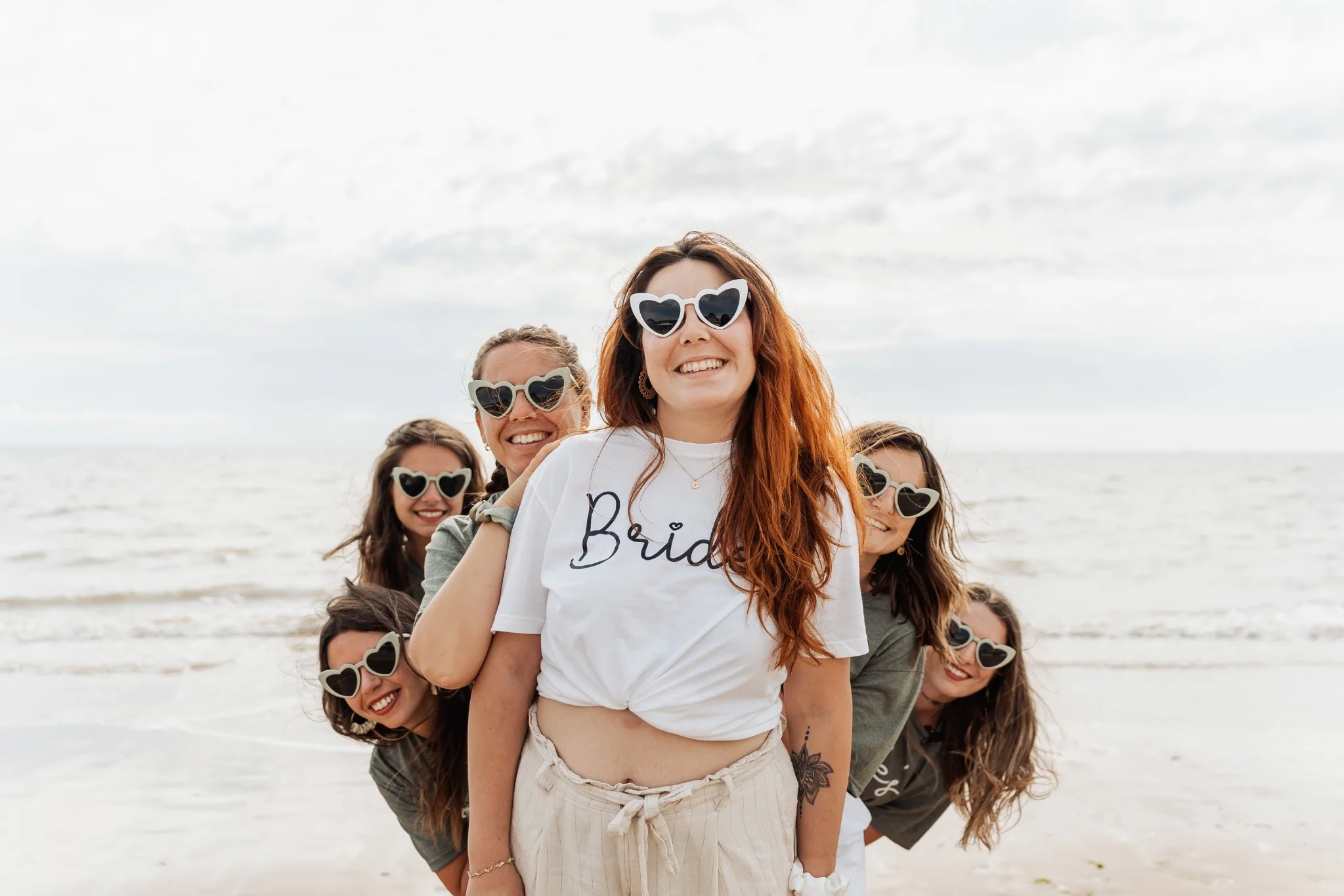 Photo fun avec la mariée portant des lunettes cœur à La Rochelle