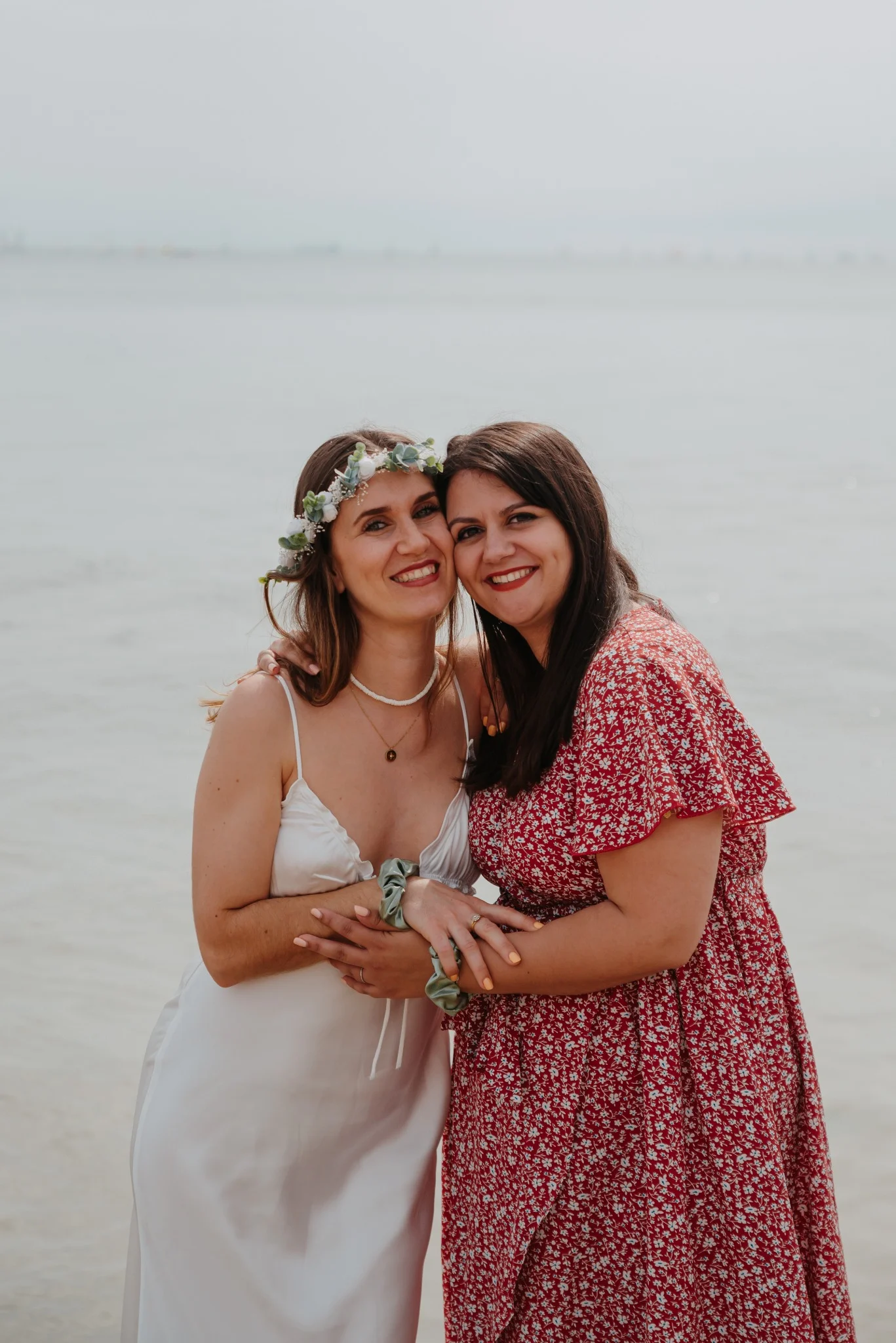 Mariée et témoin souriantes au bord de la mer à La Rochelle