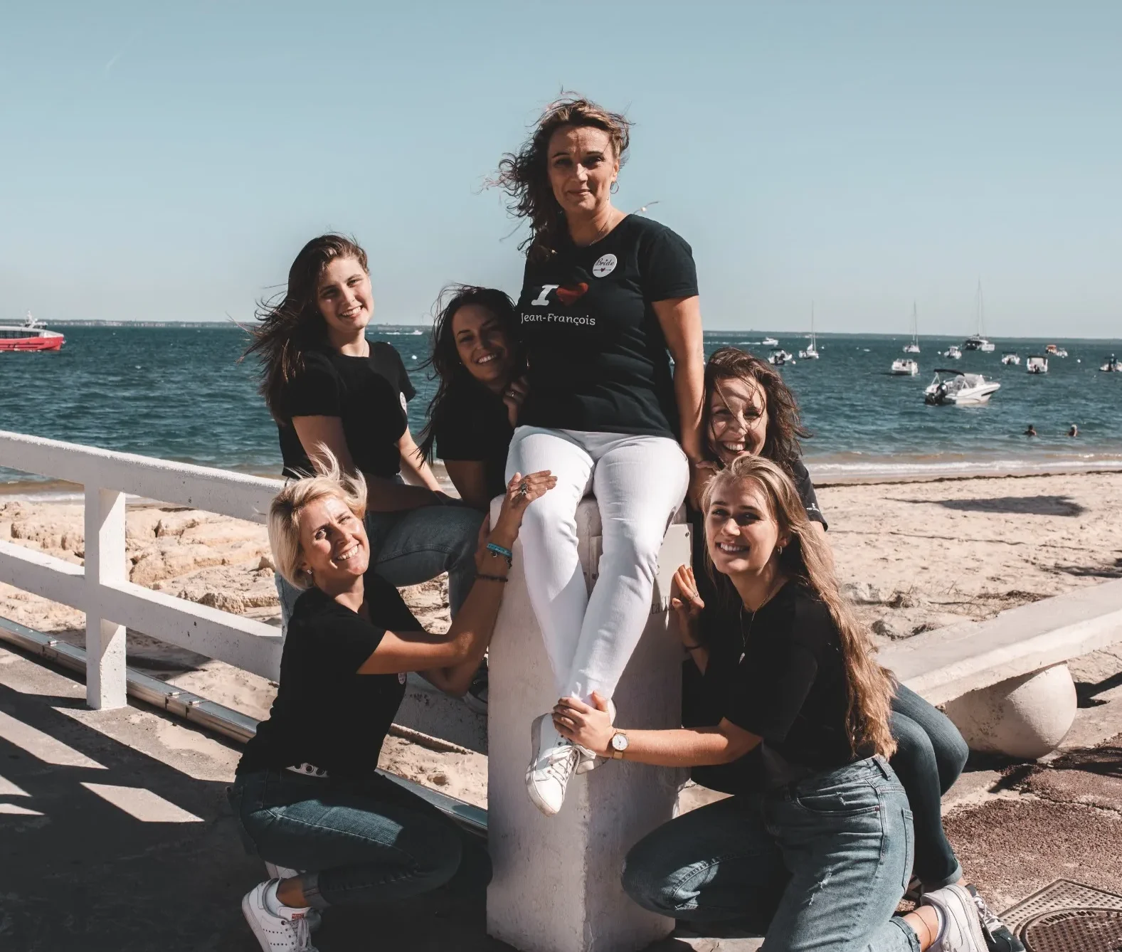 Photo fun de groupe avec la future mariée sur un poteau, entourée de ses amies à Lacanau