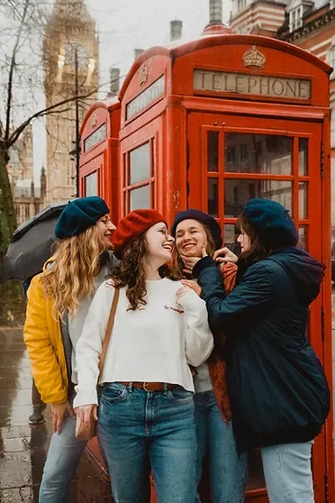 Enterrement de vie de jeune fille devant une cabine téléphonique rouge à Londres sous la pluie