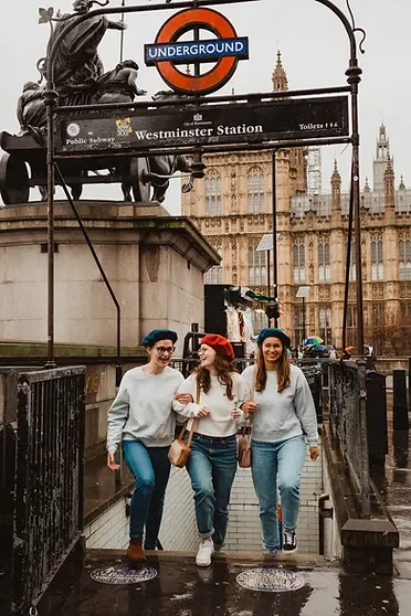 Amies sortant de la station de métro Westminster pour un EVJF à Londres