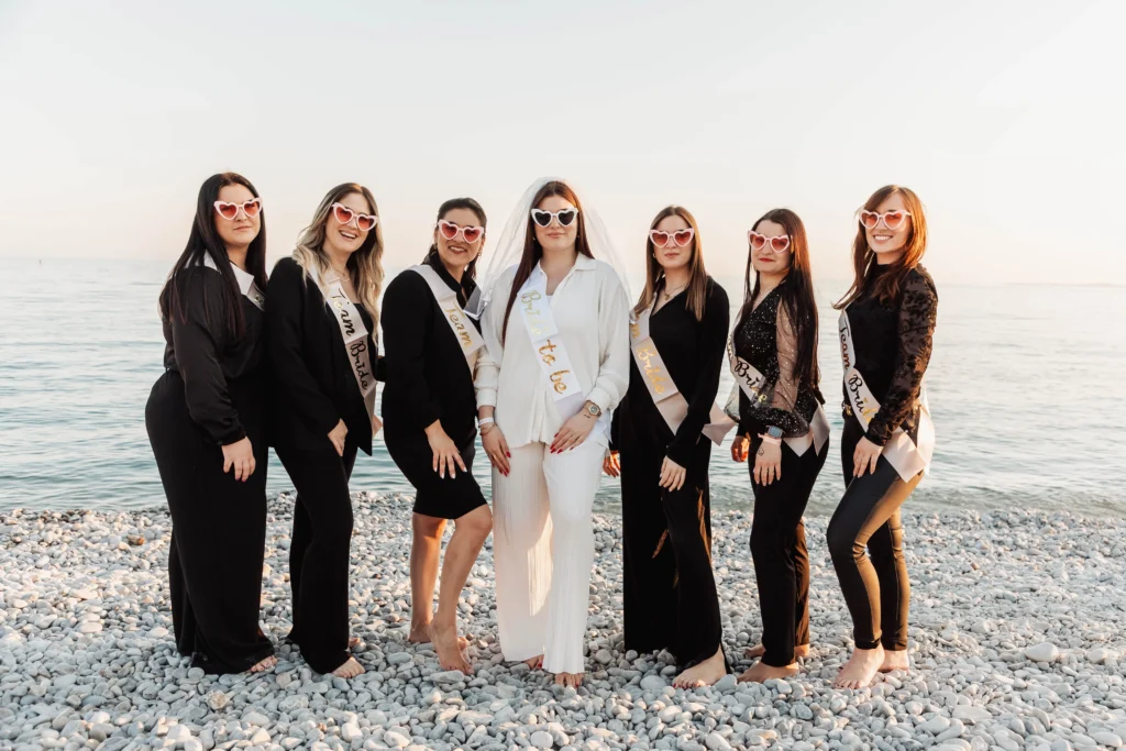 shooting evjf nice - meilleures activités evjf nice EVJF à Nice – La bride team en noir et blanc pose élégamment sur les galets au coucher du soleil