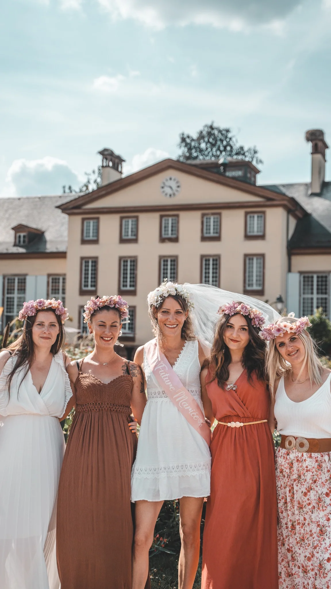 Enterrement de vie de jeune fille à Strasbourg devant un château fleuri avec couronnes de fleurs