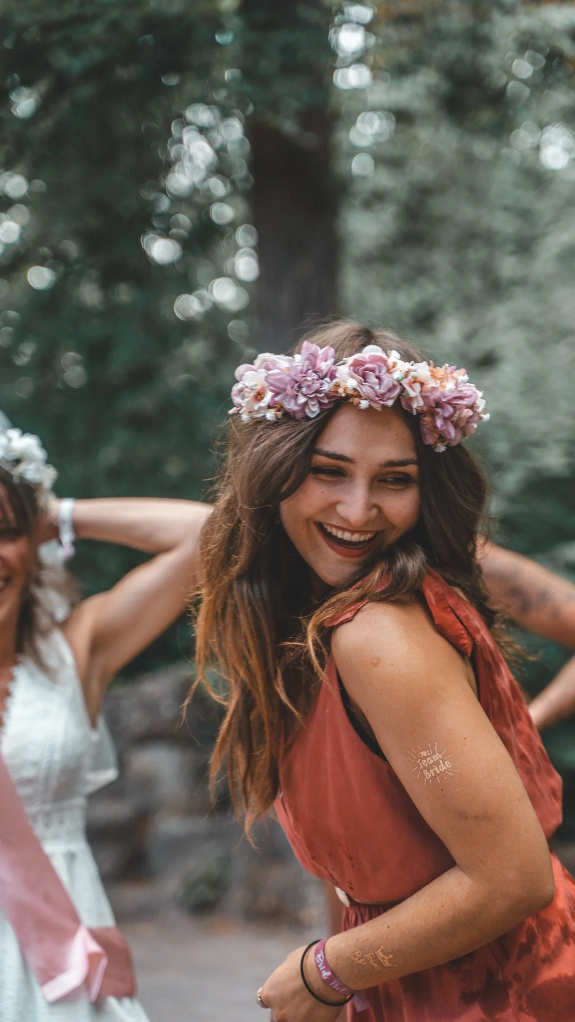 Portrait EVJF d'une fille avec une couronne de fleurs et un tatouage temporaire à Strasbourg