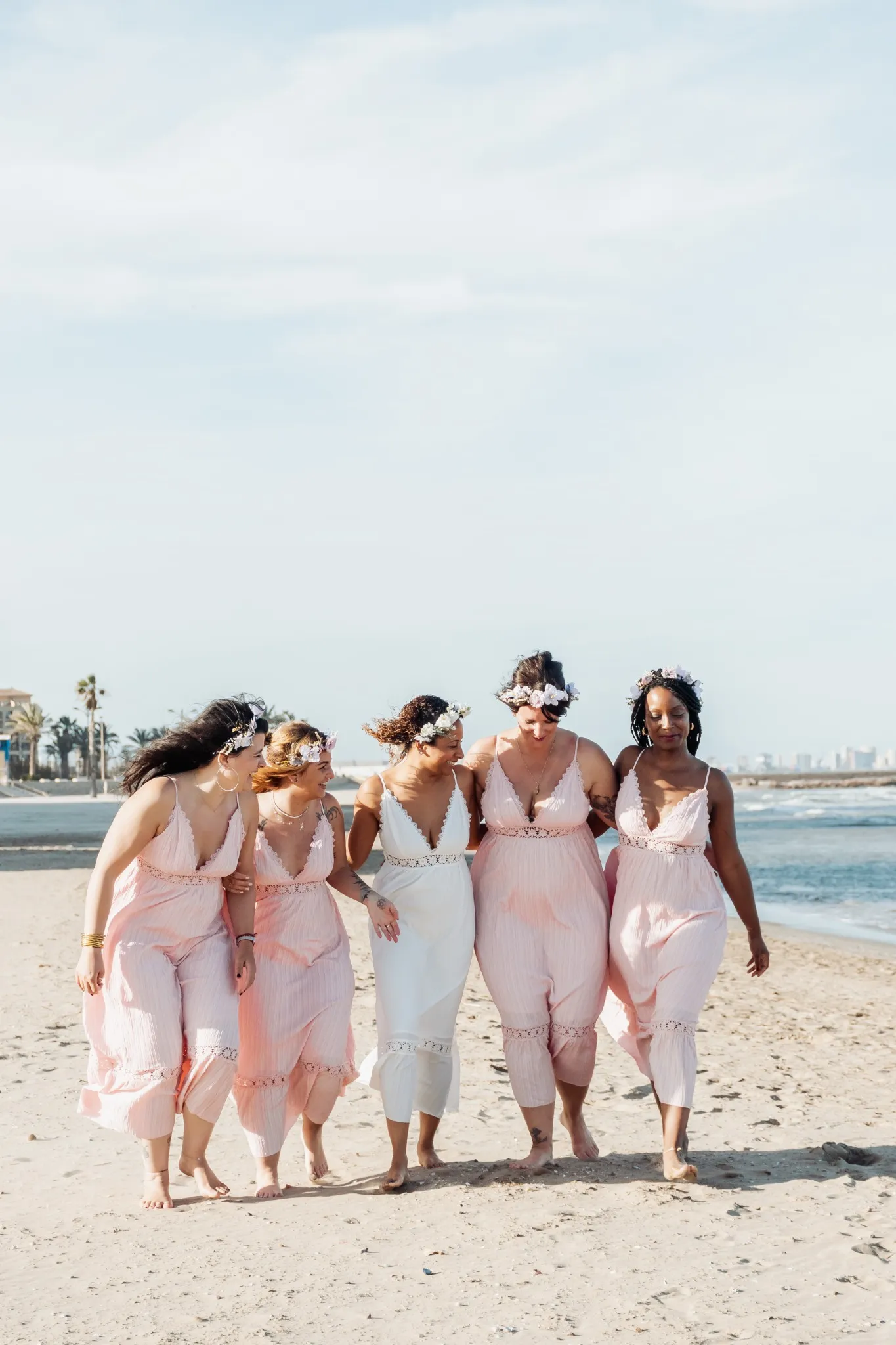 evjf-valence-bride-team EVJF à Valence en Espagne : la mariée entourée de ses amies en robe rose sur la plage