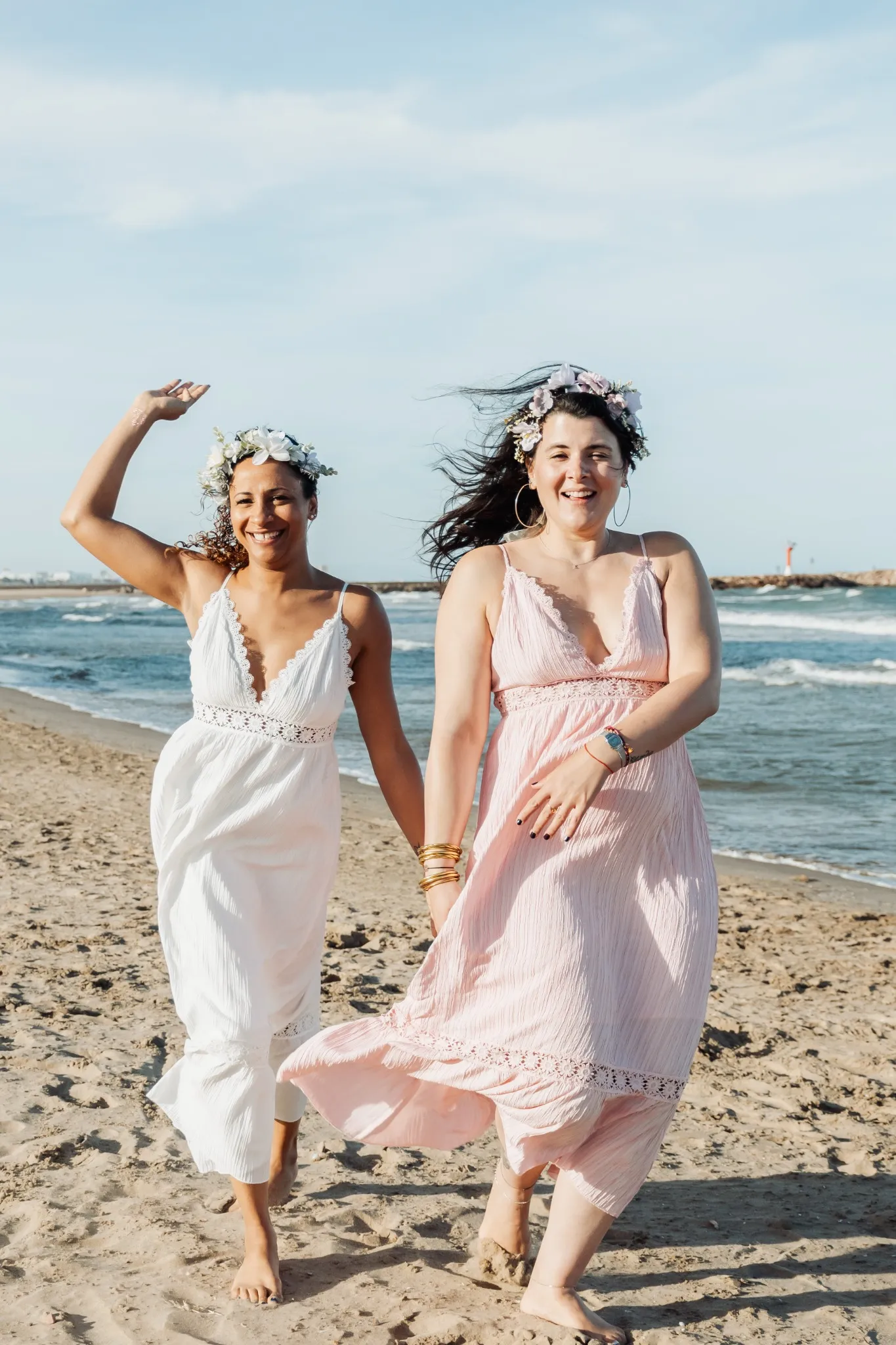 evjf-valence-duo-mariée Photo EVJF à Valence : la mariée et son amie marchent en riant sur la plage