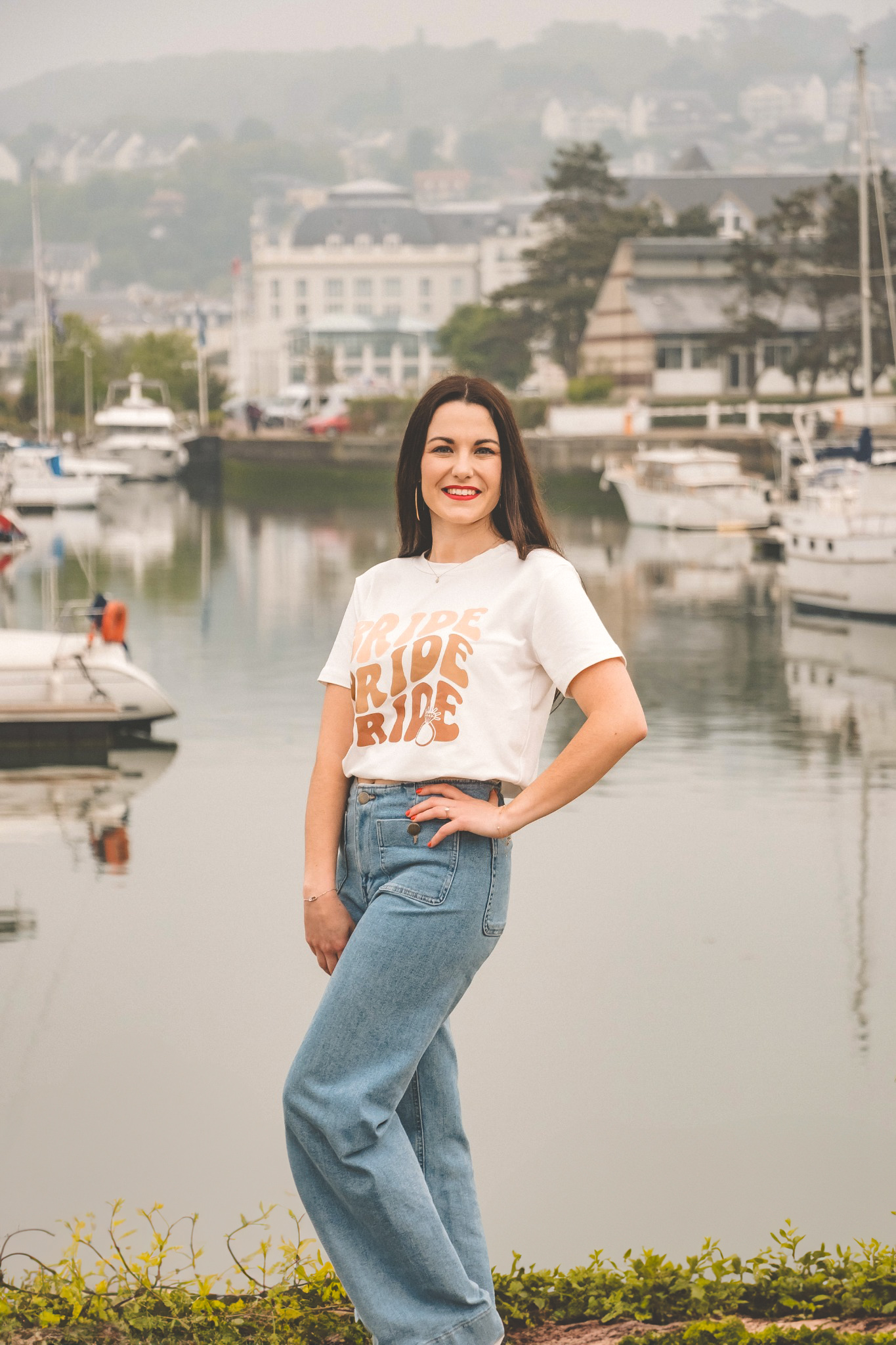 Portrait souriant de la future mariée en t-shirt "Bride" pendant son EVJF à Honfleur