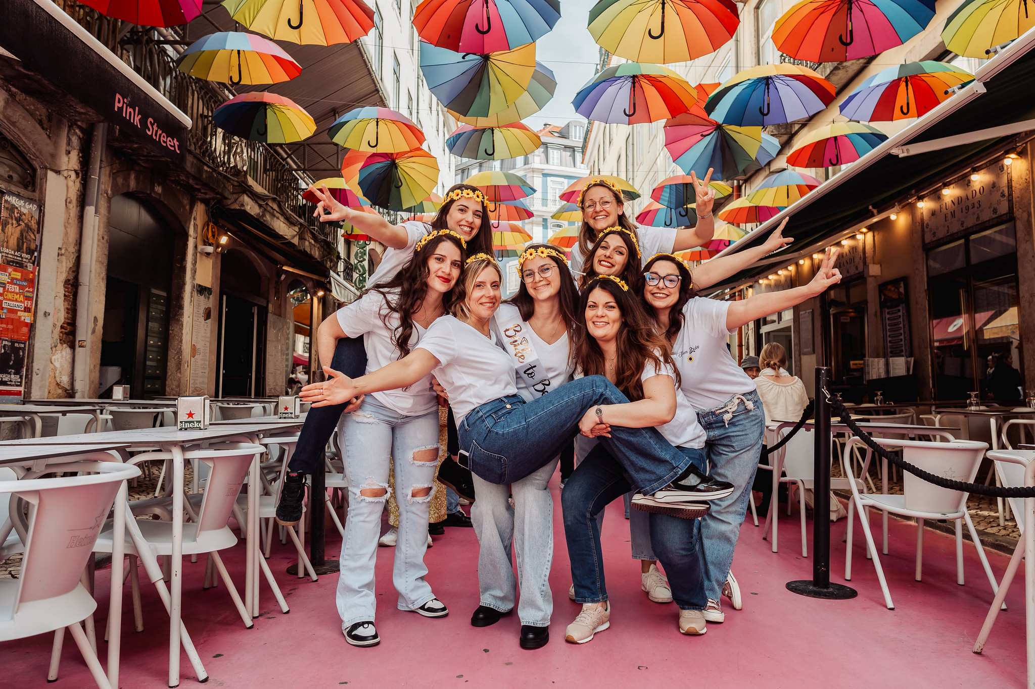 Groupe EVJF à Lisbonne sous les parapluies colorés de la Pink Street