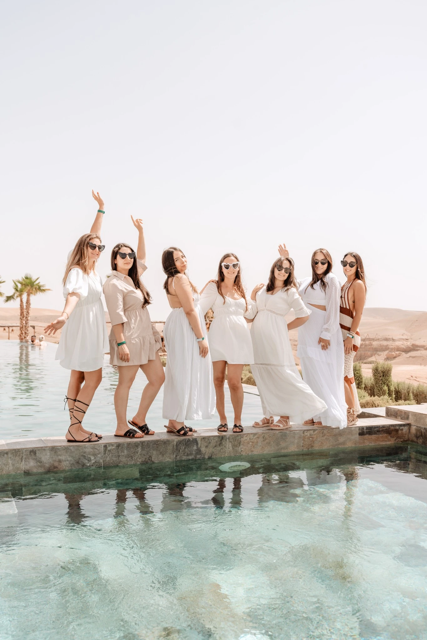 Photo EVJF avec vue dégagée sur piscine et désert à Marrakech