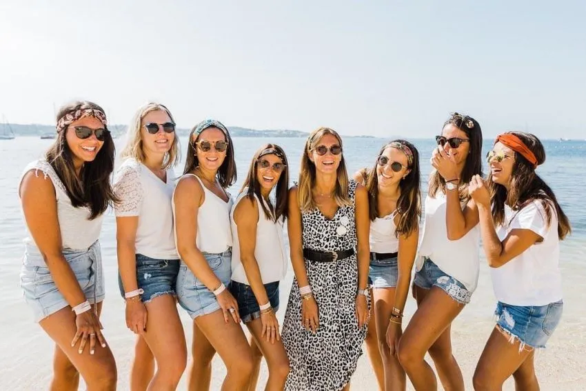shooting-photo-evjf-antibes-plage Groupe de filles en tenue estivale posant sur la plage lors d’un EVJF à Antibes