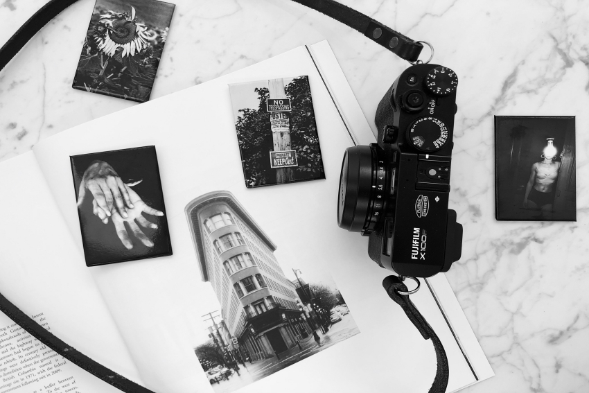 appareil photo et album photo en noir et blanc