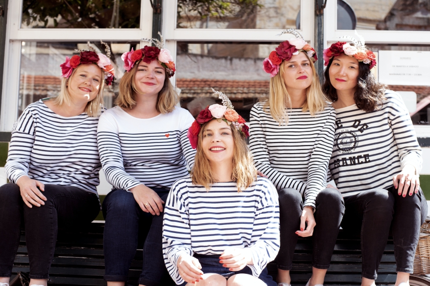 cinq femmes avec des couronnes de fleurs et des pulls marinieres