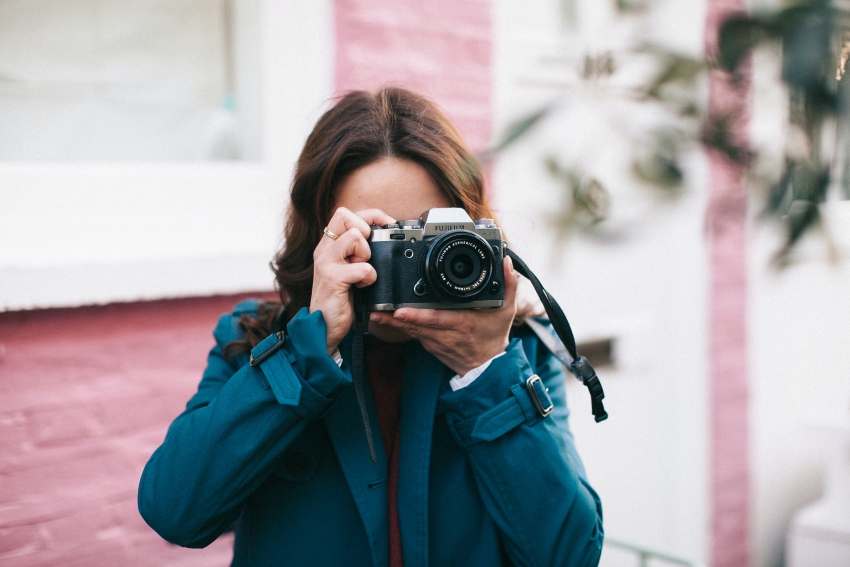 femme qui prend une photo avec son appareil