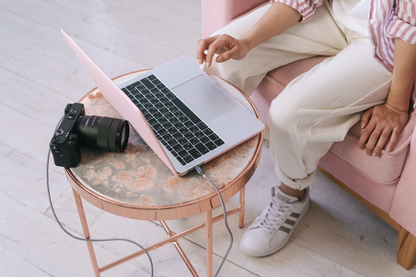 femme qui retouche des photos sur son ordinateur