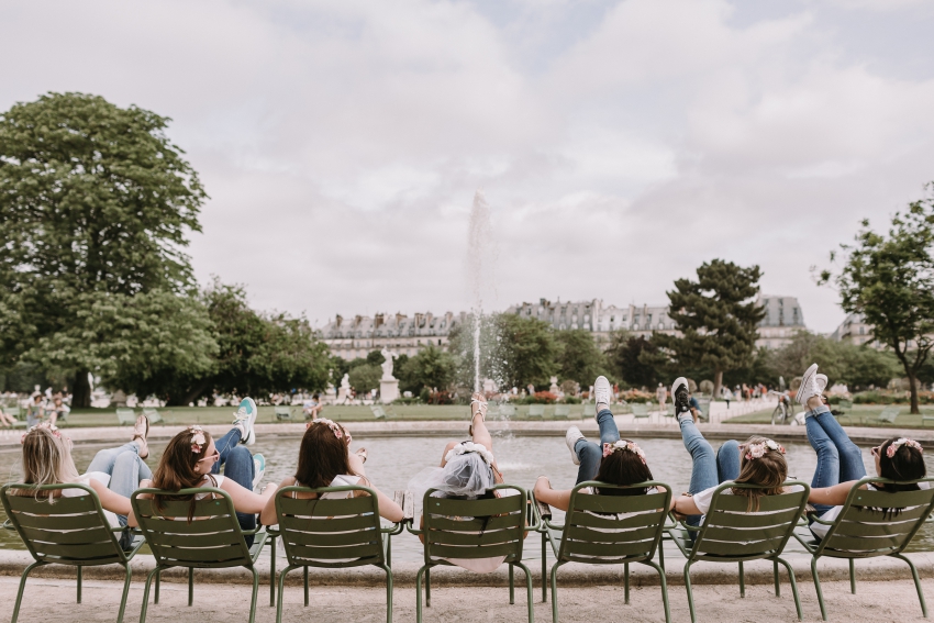 groupe de copines au jardin des tuileries