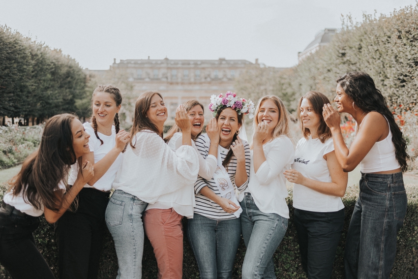 groupe de copines au palais royal a paris