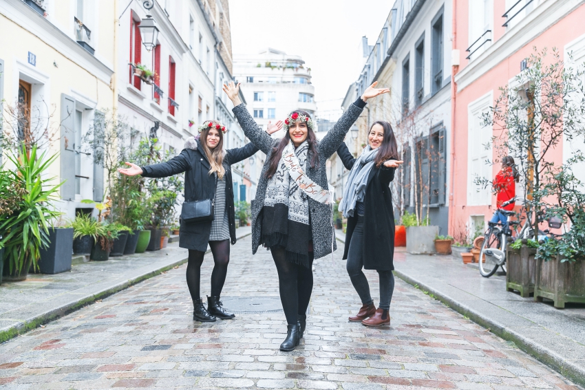 groupe de copines dans la rue Crémieux a Paris