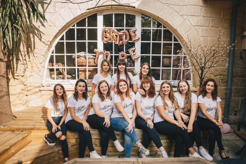 groupe de filles assises dans un jardin pour un evjf