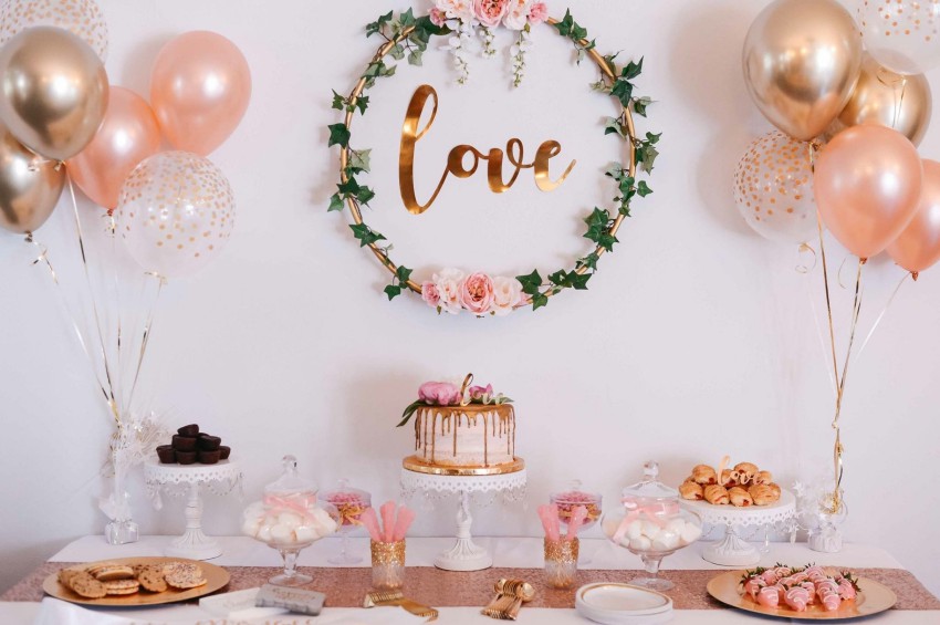 setup evjf avec gateaux ballons et couronne de fleurs