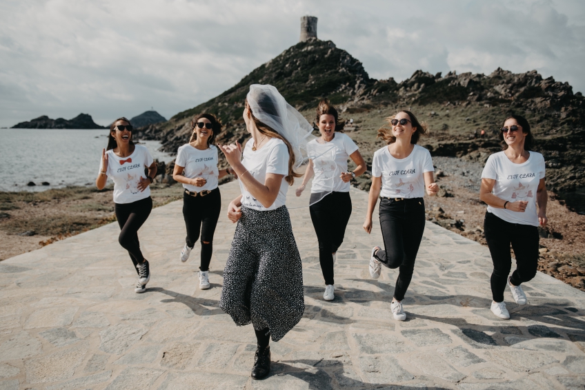 six femmes qui courent en bord de mer