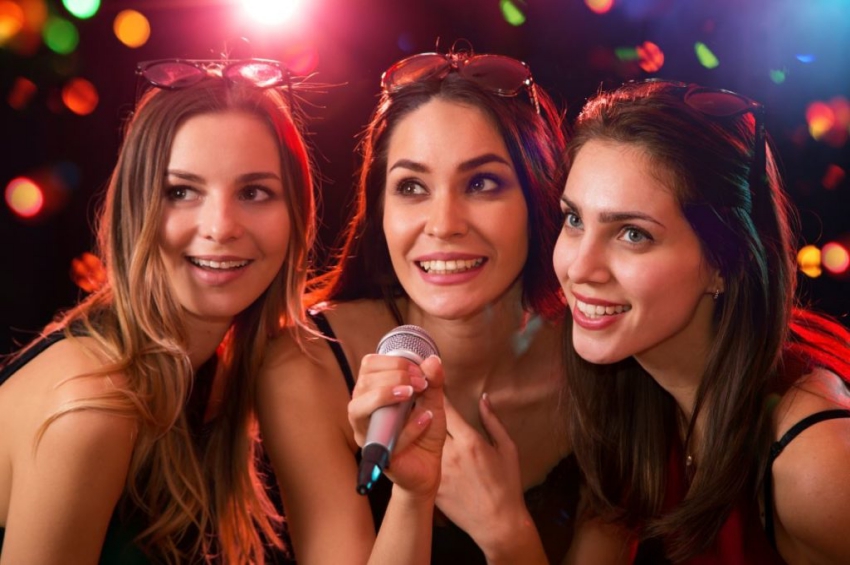 trois filles qui font un karaoke