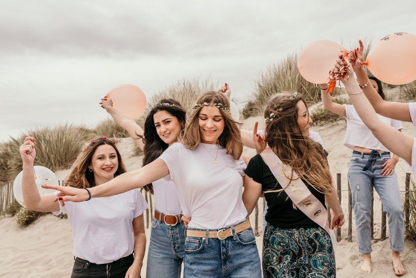 un groupe de fille qui danse sur la plage de montpellier pour un evjf